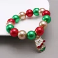 Detailaufnahme des weihnachtlichen Perlenarmbands für Kinder mit roten, grünen Perlen und Anhänger. - Stil 4