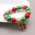 Nahaufnahme Detail des weihnachtlichen Kinderperlenarmbands mit roten grünen Perlen. - Stil 2