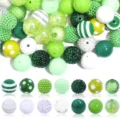 Détail de perles acryliques vertes et blanches pour vos projets de fabrication de bijoux DIY. - Style 7