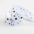 Nastro gros-grain bianco da 2.5cm con stelle nere, ideale per fiocchi fai da te e confezioni. - Modello Stelle Bianche / Bianco