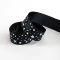 Nastro grosgrain nero da 2,5 cm con stampa di stelle bianche, ideale per confezioni regalo e fai da te. - Modello Stelle Nere / Nero