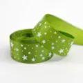 Nastro grosgrain verde con stelle bianche stampate, ideale per confezioni regalo e fai da te. - Stile Stella Verde