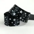 Nastro in poliestere nero con stampa di stelle 2.5cm per confezioni regalo e fiocchi fai da te. - Modello Stelle Nere / 5 Yards / Nero