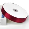Rotolo di nastro in raso rosso scuro per confezioni regalo, decorazioni e progetti creativi. - Rosso