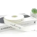 Rotolo di nastro grosgrain bianco con stampa d'amore, perfetto per confezioni regalo e bouquet di fiori. - Stile I Love Nero