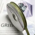Nastro in grosgrain verde oliva 1cm con testo dorato per confezioni regalo e bouquet di fiori. - Verde matcha