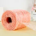 Roze tule rol met sneeuwstippen voor het creatief inpakken van bloemboeketten en cadeaus. - 14.2cm Breedte 15m Lengte / Champagne