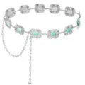Gros plan sur la ceinture de taille en métal argenté vintage avec des pierres turquoise. - Chaîne de Taille Carrée Turquoise / Argent