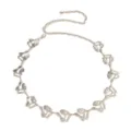 Détail de ceinture chaîne en métal argenté avec maillons floraux rétro et longueur réglable. - Chaîne de Taille Abstraite / Argent