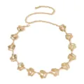 Détail de ceinture chaîne en métal doré avec des maillons floraux abstraits et fermoir. - Chaîne de Taille Abstraite / Or