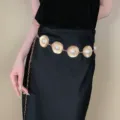 Vue rapprochée d'une chaîne de taille dorée boho avec disques soleil et perles pour femmes. - Or Disque Perle