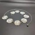 Chaîne de taille en métal argenté avec disques texturés et perles pour femmes. Vue détaillée. - Chaîne de Taille Chapeau Perle / Argent