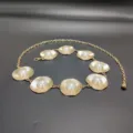 Détail de chaîne de taille en métal doré avec perles et disques ronds délicats pour femmes. - Chaîne de Taille Chapeau Perle / Or