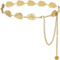 Goldfarbene Blatt-Taillenkette Detail, filigrane Metallglieder mit Anhänger, elegantes Accessoire. - Gold Blatt Taillenkette
