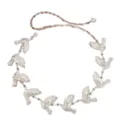 Détail de la ceinture chaîne en métal vintage bohème avec de délicats pendentifs oiseaux argentés. - Chaîne de Taille Colombe / Argent
