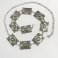 Chaîne de taille en métal argenté vintage avec plaques rectangulaires ornées et fermoir. - Chaîne de Taille en Dentelle Carrée / Argent antique