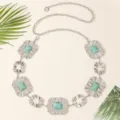 Gros plan détail de la chaîne de taille en métal argenté avec des pierres turquoises. - Carré Turquoise Chaîne de Taille / Argent