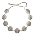 Détail en gros plan de la ceinture chaîne en métal crâne de taureau avec pierres turquoise. - Chaîne de Taille Disque Corne / Argent