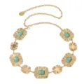 Vue de détail de la ceinture chaîne en métal bohème avec pierres turquoise et plaques gravées. - Carré Turquoise Chaîne de Taille / Or