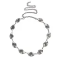 Cadena de cintura de metal plateado con delicados dijes de abanico y motivos florales. - Cadena de Cintura de Abanico Plateada