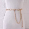 Détail de chaîne de taille en métal doré, design minimaliste avec anneaux pour robes. - Chaîne de Taille Ovale Dorée