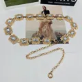 Chaîne de taille dorée pour femme, ceinture élégante en métal et cristal avec longueur réglable. - Chaîne de Taille en Cristal Doré