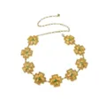 Gedetailleerd overzicht van vintage gouden kruis taille ketting met groene stenen details. - Kruis Turquoise Tailleketting / Goud