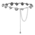 Gros plan détaillé de la chaîne de taille en métal argenté avec jolis pendentifs en coquillage. - Style Coquillage / Argent