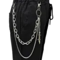 Vista dettagliata di una catena da pantaloni hip-hop in metallo argentato con design a più strati. - Catena da Vita con Spada Lunga Multistrato / Argento