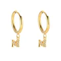 Pendientes de aro de acero inoxidable dorado con colgante de letra M para mujeres moda. - Letra M / Dorado