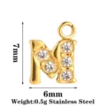 Charm ciondolo lettera M in acciaio inossidabile dorato con zirconi brillanti 7x6mm - Lettera M / Oro