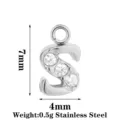 Ciondolo con lettera S in acciaio inossidabile con zirconi cubici, misura 7x4mm, peso 0,5g. - Lettera S / Argento