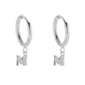 Pendientes de aro de plata con colgantes de letra M y piedras de circonita brillante. - Letra M / Color acero