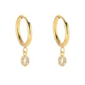 Pendientes de aro de acero inoxidable con baño de oro 18K y colgantes de letras con circonitas. - Letra O / Dorado