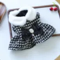 Vista dettagliata dell'abito per animali pied-de-poule con colletto in peluche e fiocco. - XS / Vestiti