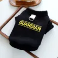 Detalle de primer plano de sudadera con capucha para perro negro con estampado de letras amarillas. - XS / Negro