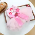 Vista detallada del vestido tutu rosa para mascotas con estampado de labios rojos y gran lazo. - XS / Falda tutú labios rojos