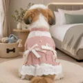 Vista ravvicinata e dettagliata di un grazioso vestito per cani in maglia rosa con pizzo e fiocchi. - XS / Rosa