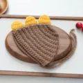 Bonnet tricoté dinosaure pour animaux chats chiens, vue détaillée avec fil doux et épines mignonnes. - Taille unique / Café