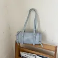 Bolso de hombro de cuero encerado azul claro, elegante bolso cilíndrico con hebillas metálicas. - Azul