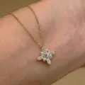 Délicat collier pendentif fleur en argent 925 et zircon étincelant, bijoux de cou brillants. - Argent 925 / Ton Or