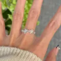 Bague fleur douce en argent sterling S925, vue de détail de bijoux minimalistes. - Style Fleur Ajourée Tirante (E146) / Argent