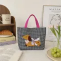 Nahaufnahme der schwarz-weiß karierten Canvas-Tragetasche mit gesticktem Dackel-Motiv. - West Highland Terrier Gingham Handtasche / 32x8x24cm / Schwarz
