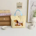 Detailaufnahme der süßen bestickten Dackel-Leinentasche mit gelbem Vichy-Muster und blauen Henkeln. - West Highland Terrier Gingham Handtasche / 32x8x24cm / Gelb