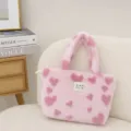 Dettaglio borsa a mano rosa soffice con cuori, borsa tote in peluche morbido, borsa invernale. - 29*8*20cm / Cuore Rosa Chiaro