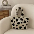 Vista dettagliata della borsa in peluche invernale, morbida consistenza con motivo a cuori neri. - 29*8*20cm / Cuore Nero Bianco Sporco