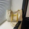 Grote beige gestructureerde tote tas voor dames met gele bandjes en stijlvol kettingontwerp. - Geel