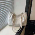 Witte tweed shopper tas voor dames, grote schoudertas met kettingriemen en stijlvol design. - Wit