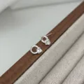 Gros plan détaillé de boucles d'oreilles clous cercle en argent sterling et zircon. - Argent 925 / Argent