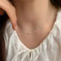 Gros plan détail du collier en argent sterling avec mini pendentifs cœur, chic et délicat. - Argent 925 / Argent